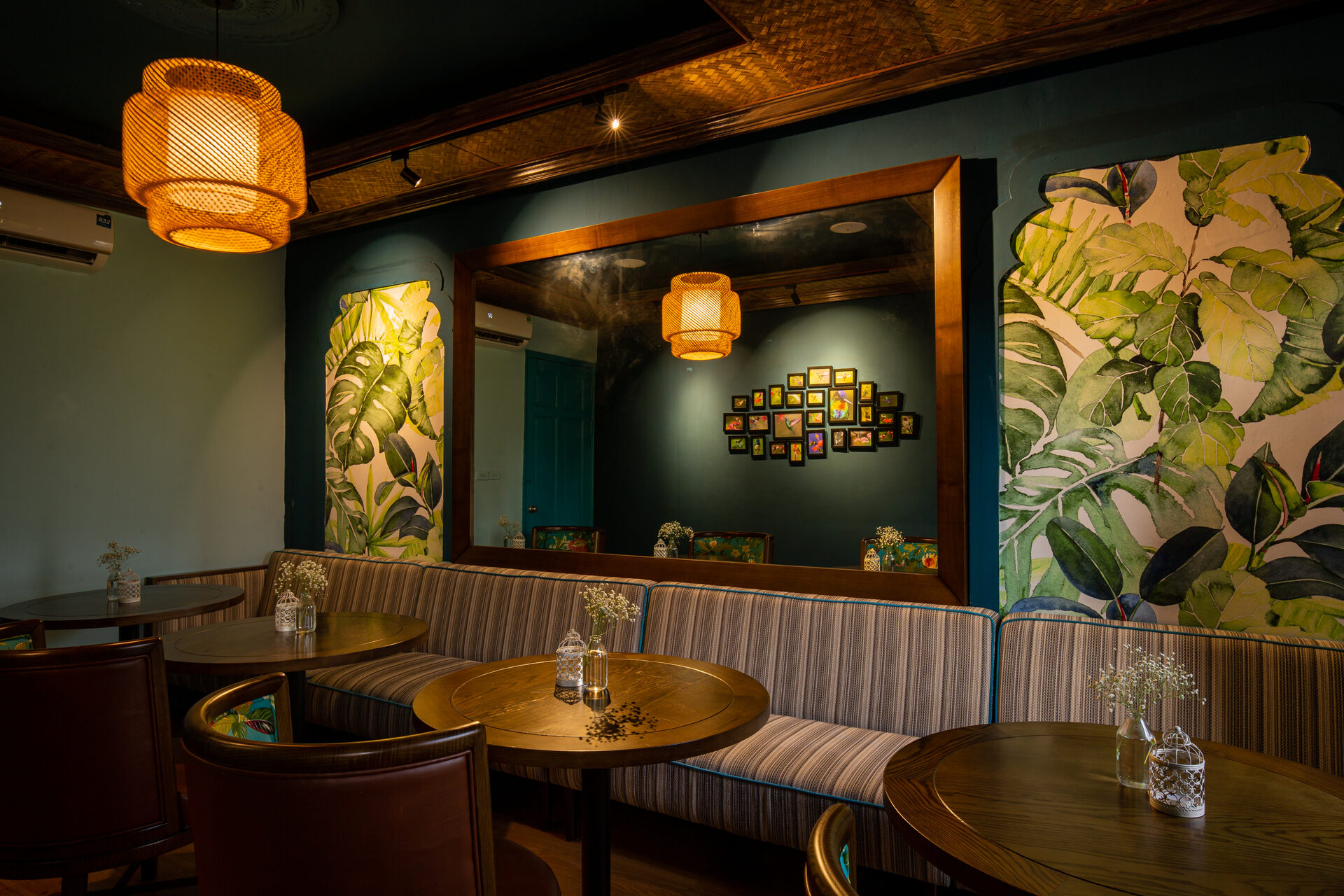 Hummingbird – intimate seating with tropical mural